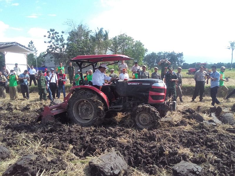 Petani Generasi Milenial Bisa Bertani sambil Telepon Pacar