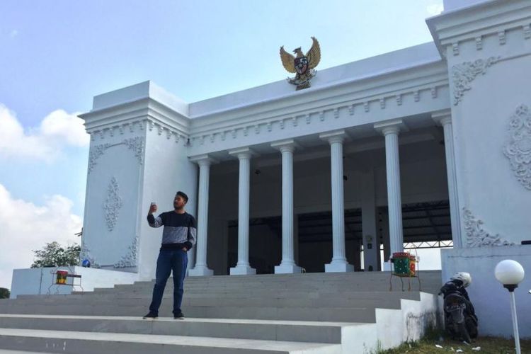 Unik, Sebuah Kantor Desa di Jember Mirip Istana Negara 