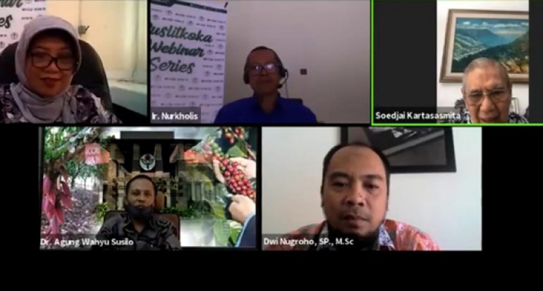 Sepatu dari Limbah Kopi dan Alternatif Lain Penyelamatan Perkebunan Kopi  