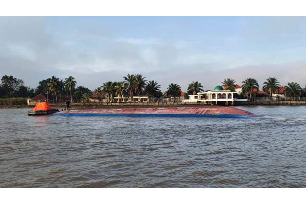 Kapal Kargo Bermuatan Pupuk Tenggelam di Sungai Musi