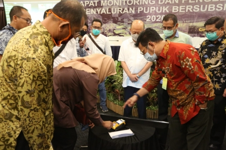 Kementan Komitmen Percepat Penyaluran Pupuk Subsidi Melalui Kartu Tani