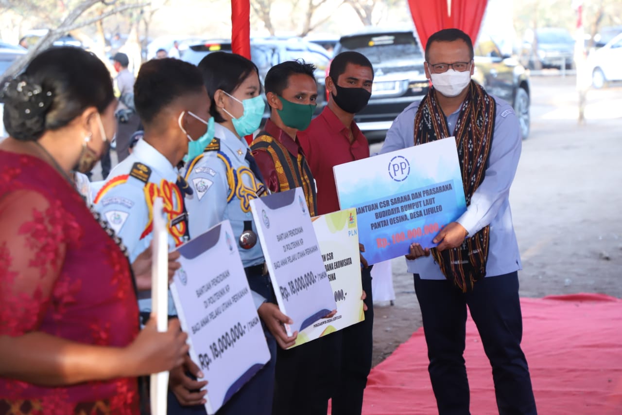 Menteri Edhy Serahkan Bibit Rumput Laut hingga Beasiswa Rp2,88 M