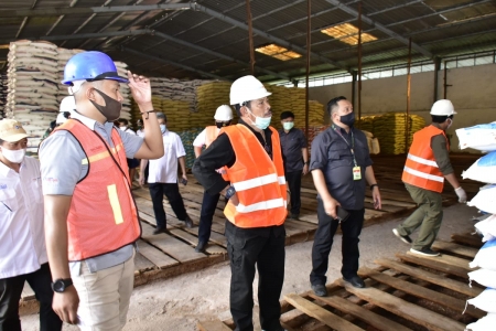 Pastikan Ketersediaan Pupuk di Sulut, Mentan Sidak Gudang Pupuk Kaltim