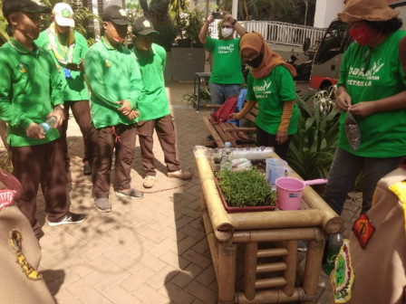 Anggota Pramuka Pelajari Pengelolaan Pertanian Kota di Balkot Farm