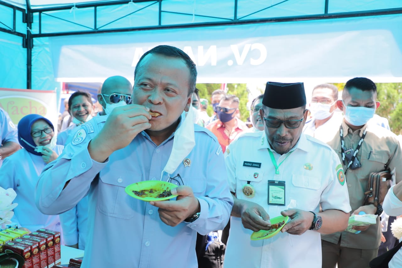Menteri Edhy Ajak Gubernur Maluku Cicipi Produk Olahan Ikan UMKM
