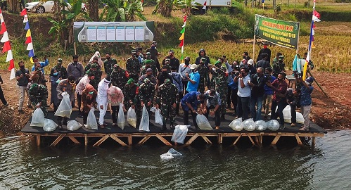 Pangdam III/Siliwangi Tebar Benih Ikan Untuk Kebutuhan Pangan di Purwakarta