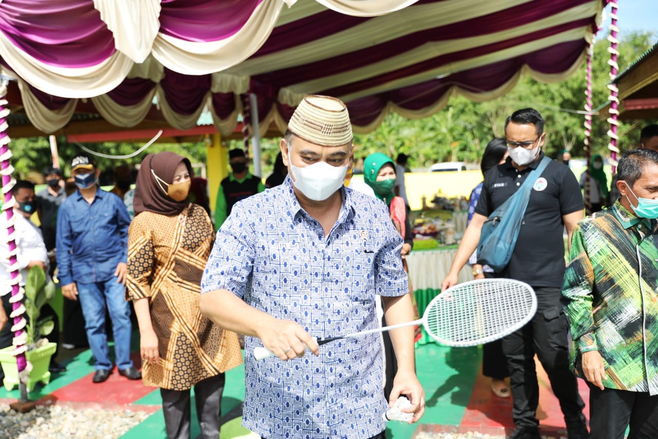 Wamendes PDTT Resmikan Sarana Olahraga Desa Tenggela