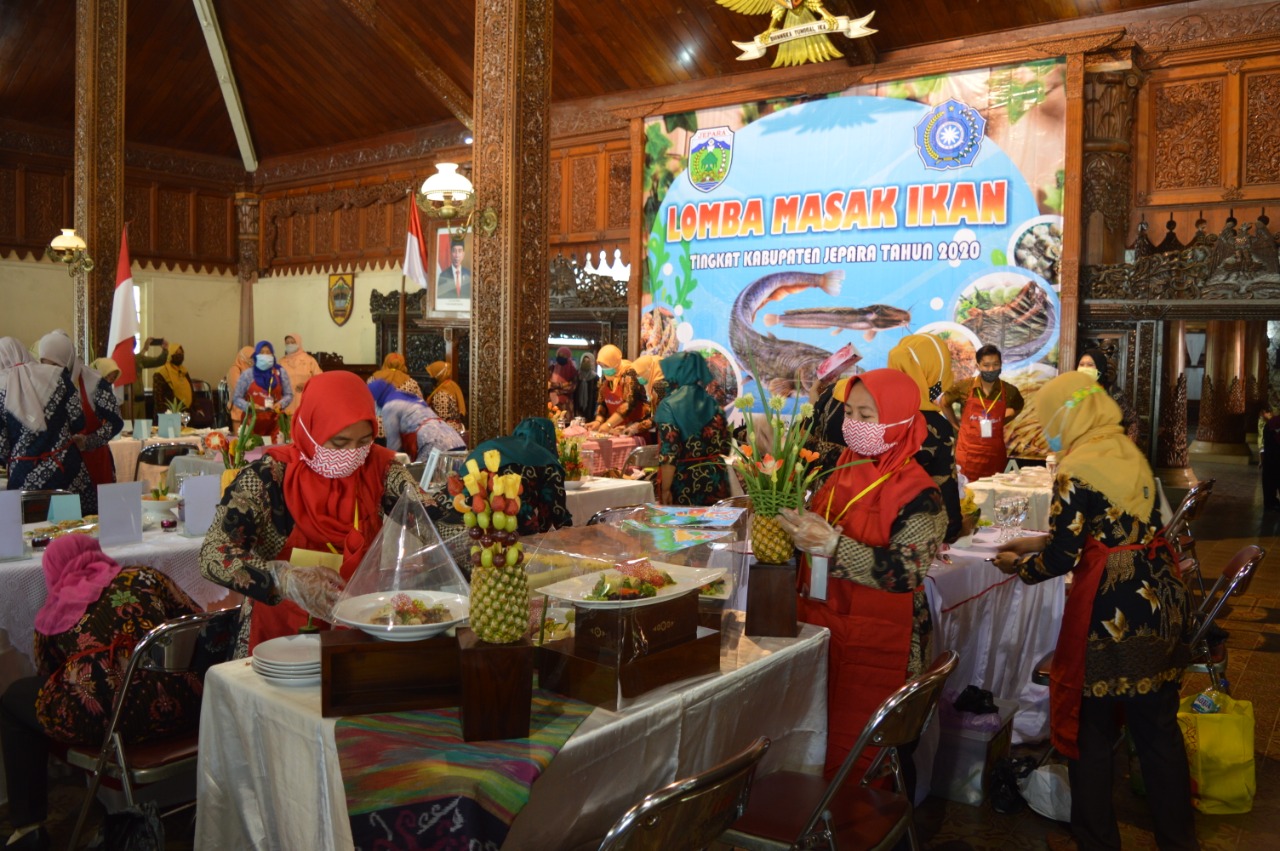 Adu Tangkas Ibu-ibu PKK Mengolah Ikan