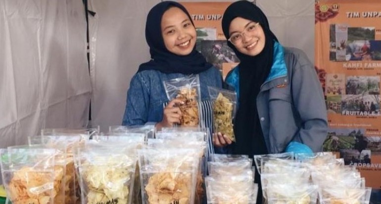Tiga Dara Bandung ini Sukses Kembangkan Usaha Kripik Singkong