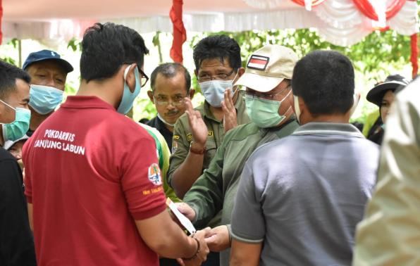 Kelompok Tani Hutan Terima Bantuan Bibit Kepiting Bakau