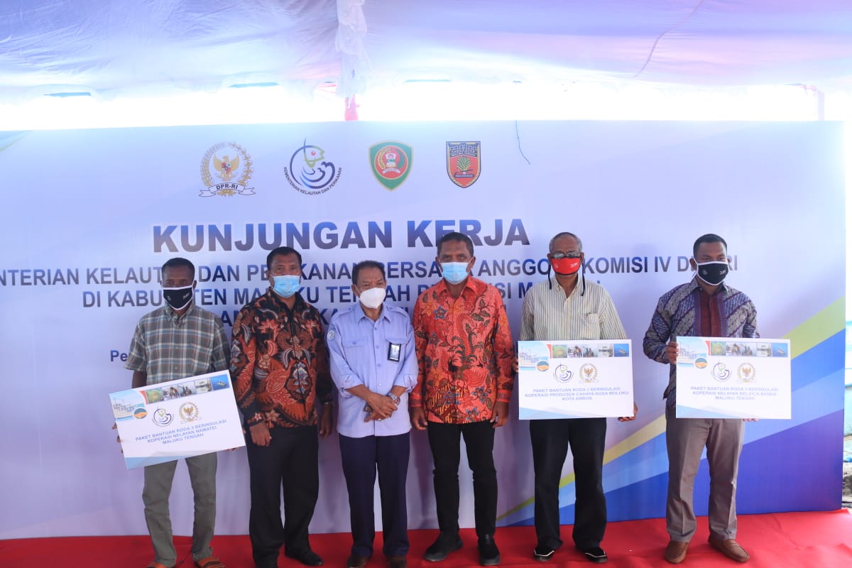  Dorong Usaha Perikanan Tangkap, KKP Serahkan Bantuan Stimulus untuk Nelayan Maluku   