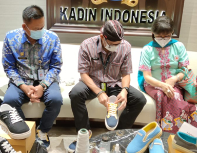 Berbahan Biosilika Sekam Padi, Menparekraf Luncurkan Sepatu Ramah Lingkungan 