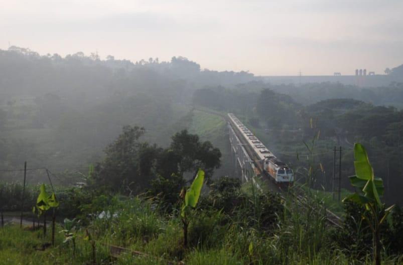 Pesona Keindahan Alam Saat Perjalanan Kereta Api di Atas Rel Jembatan Lahor Karangkates
