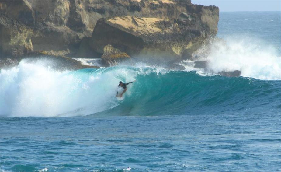Ini 10 Pantai Terbaik untuk Surfing di Indonesia