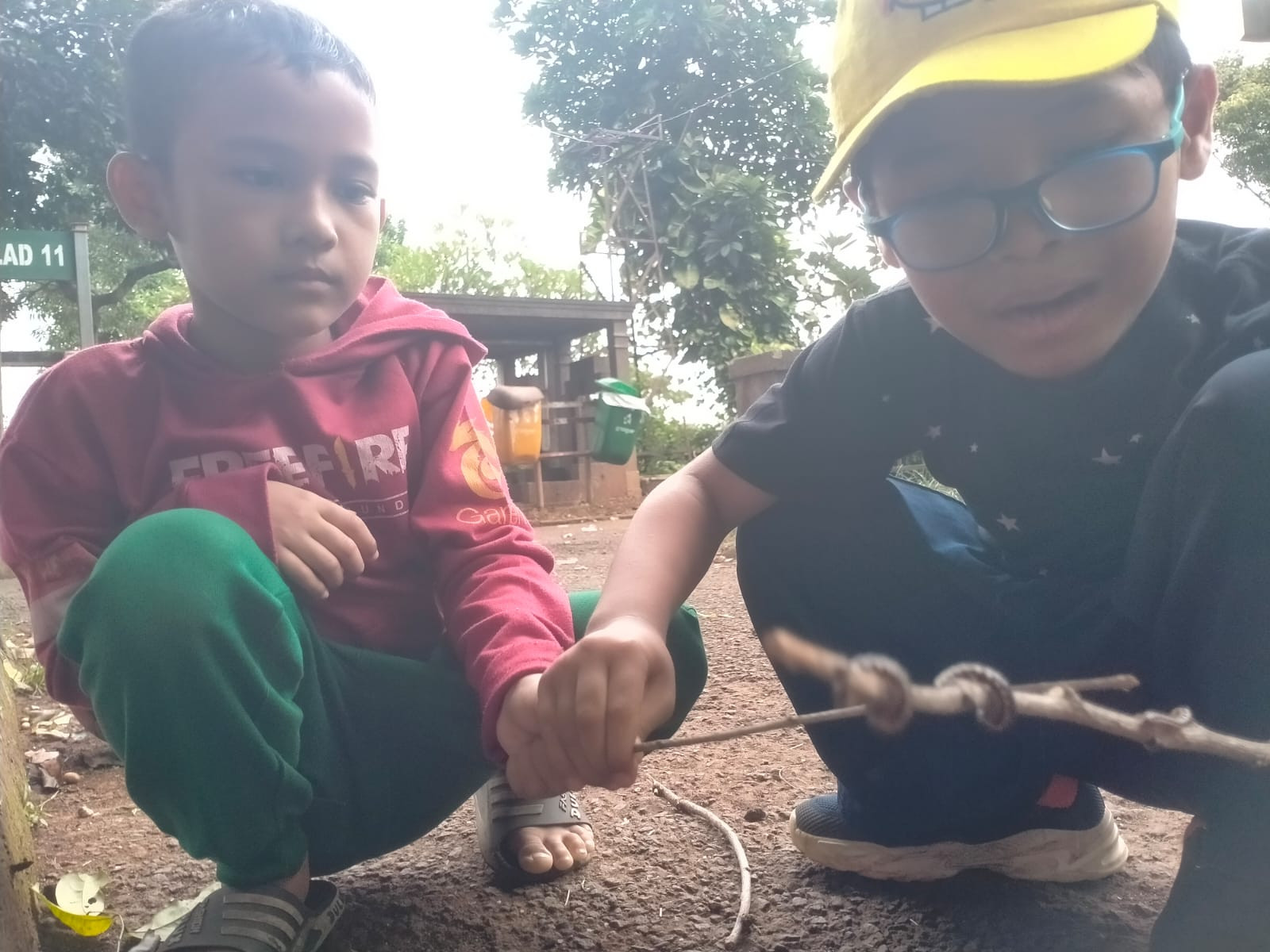 Mengintip Cara Anak Mengakrabi Kaki Seribu di Pemakaman