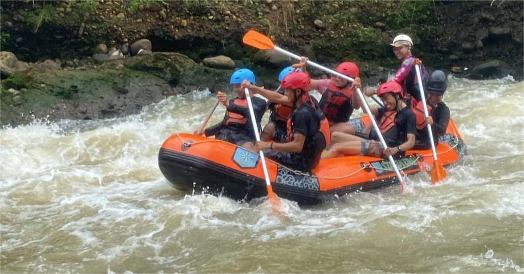 Keseruan Mapala Stacia dan Mahadipa Mengarung Sungai Cianten Bersama Nona Ocha