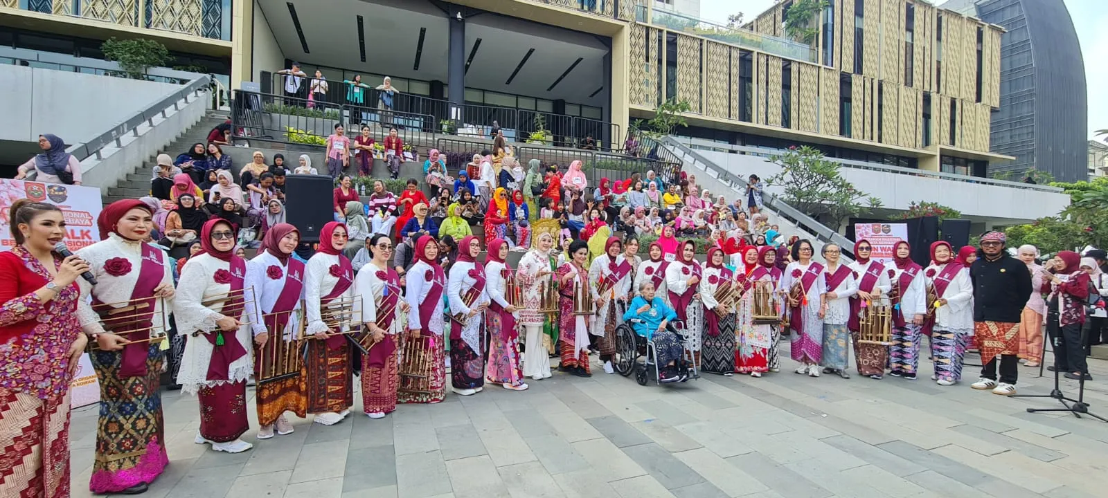Berita Terkini: Fun Walk Berkebaya dan Tarian Tradisional Jelang Hari Kartini & 100 Tahun Kowani