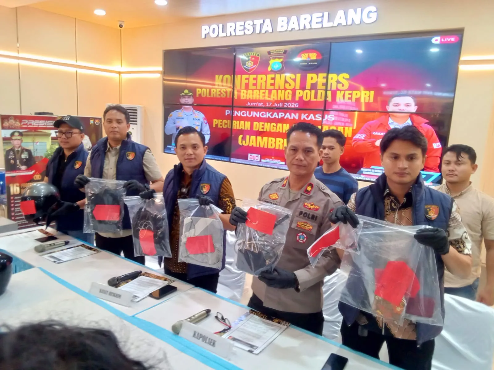Berita Terkini: Satreskrim Polresta Barelang Bongkar Dua Kasus Jambret di Batam, 3 Pelaku Diringkus 1 Masih Buron