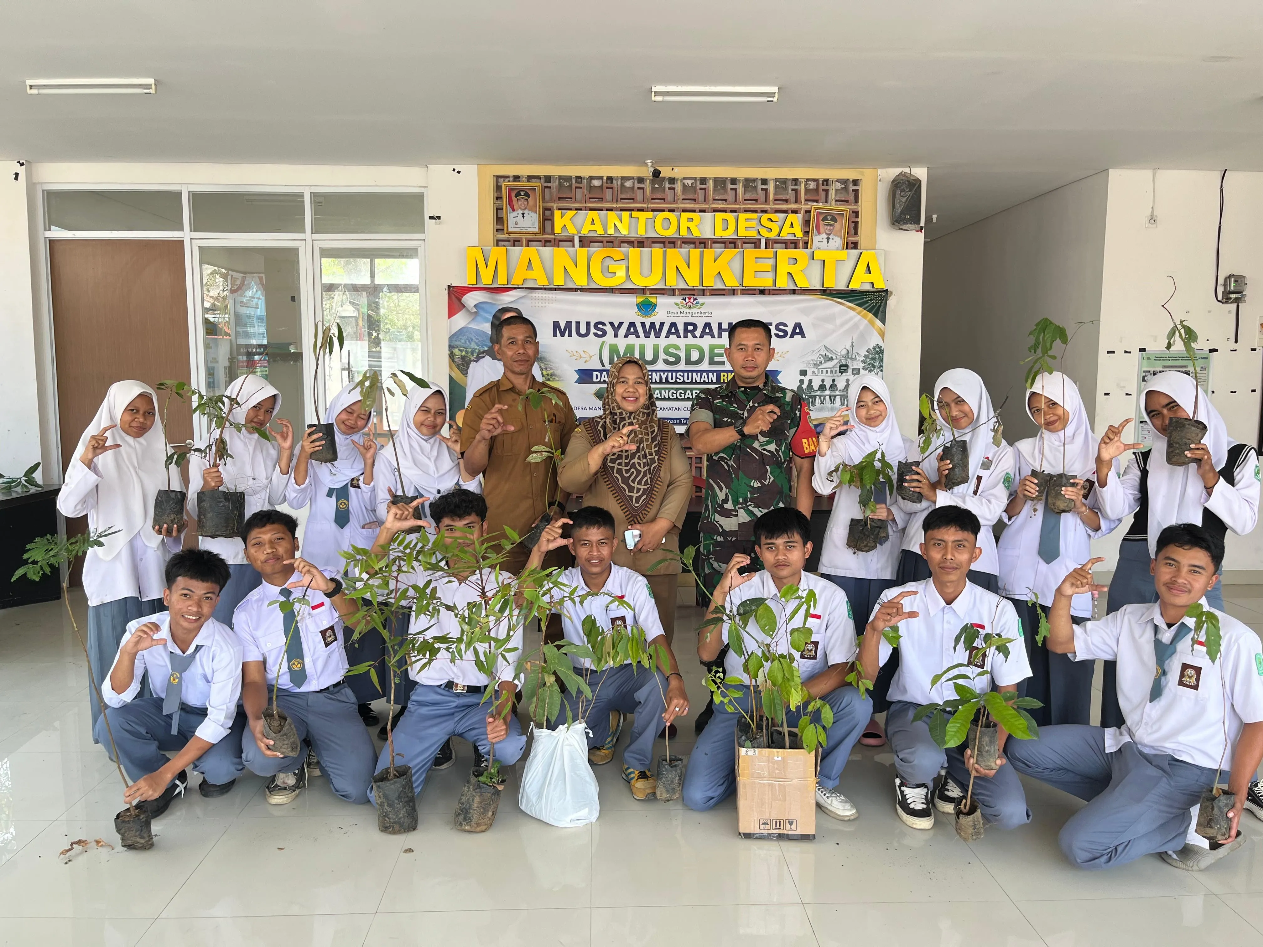 Gerakan Pencinta Alam Bentang SMA Prima Teladan Cugenang Tanam Pohon di Sungai Cianjur