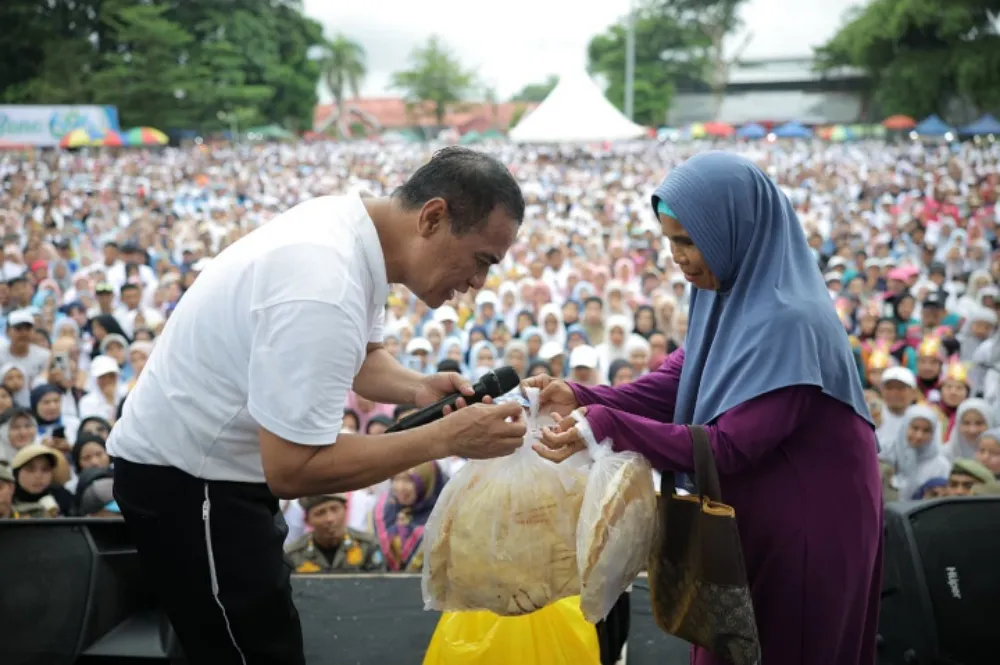 Sentuhan Nyata untuk Rakyat Kecil, Mentan Amran Ulurkan Harapan Baru bagi Pedagang Kerupuk di Bone