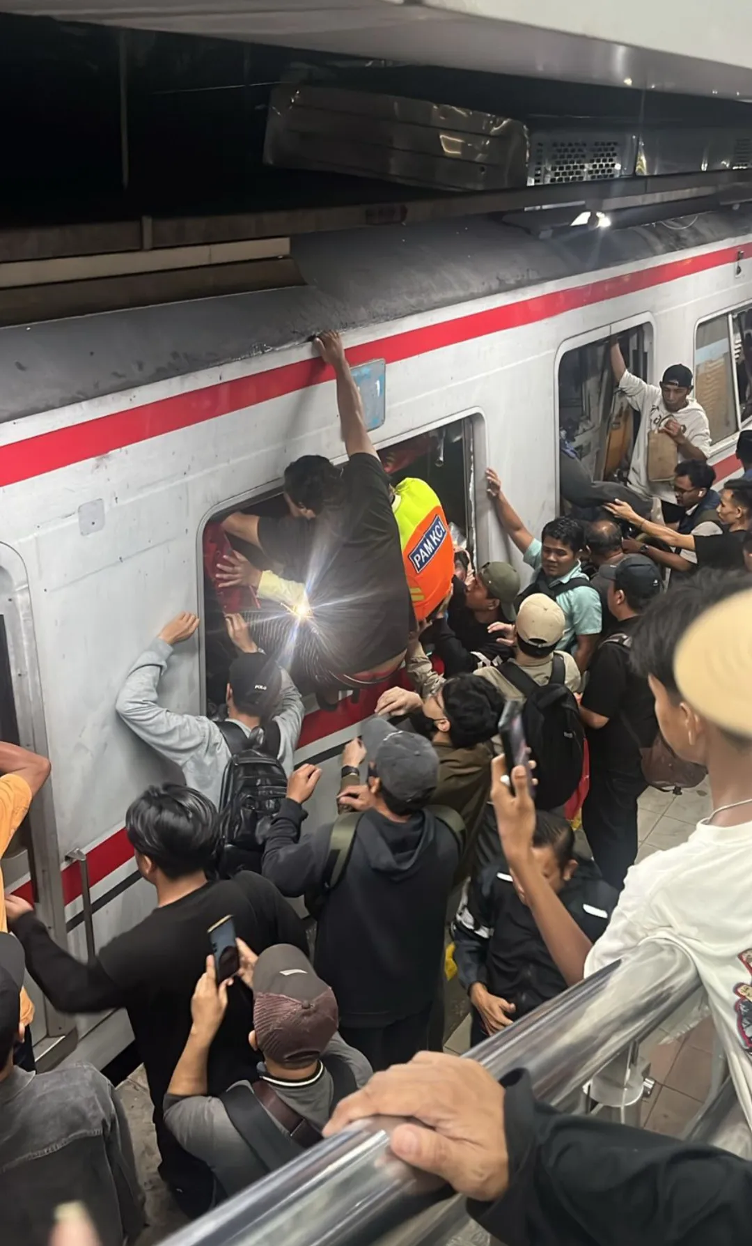 KA Argo Bromo Tabrak KRL, 71 Orang Terluka 7 Meninggal Dunia