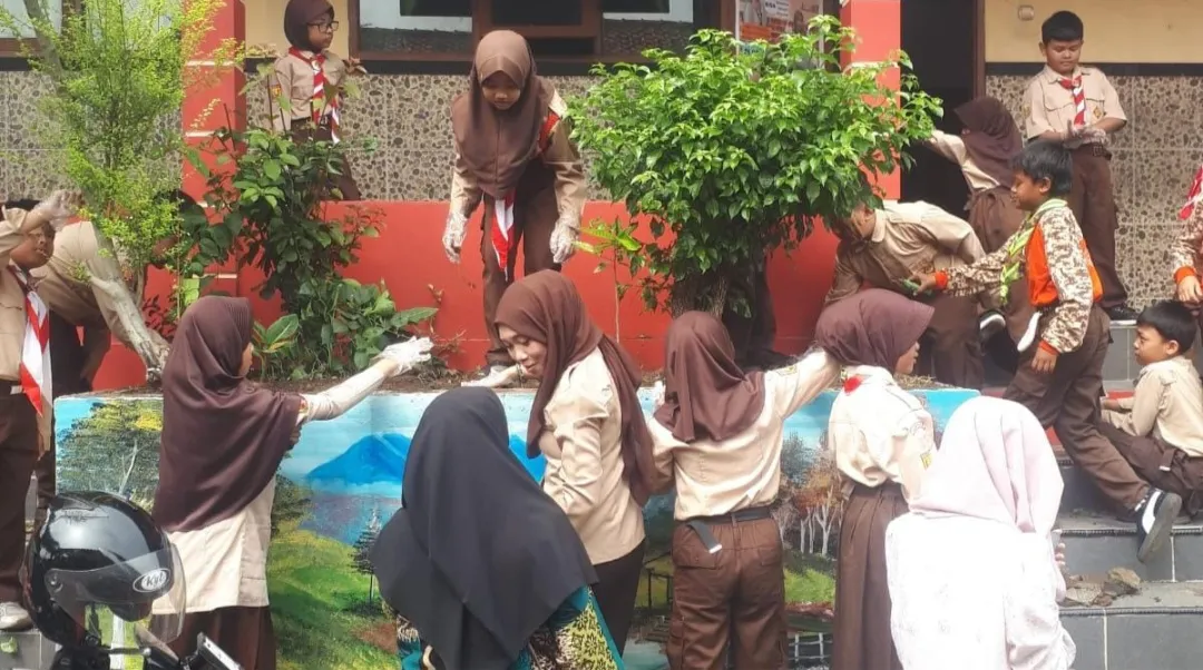 Berita Terkini: Guru dan Murid SD Sukasarana Sindanglaya Tumbuhkan Budaya Peduli Sampah Setiap Jumat