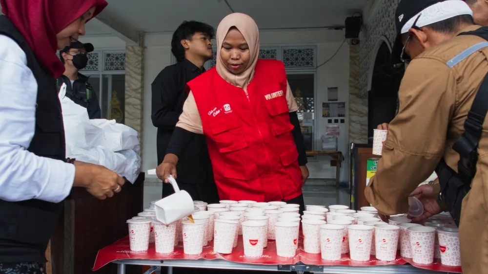 Hidupkan Ramadanmu 2026, Kehangatan Berbagi ala Teh Celup Sosro di Tanah Pasundan 