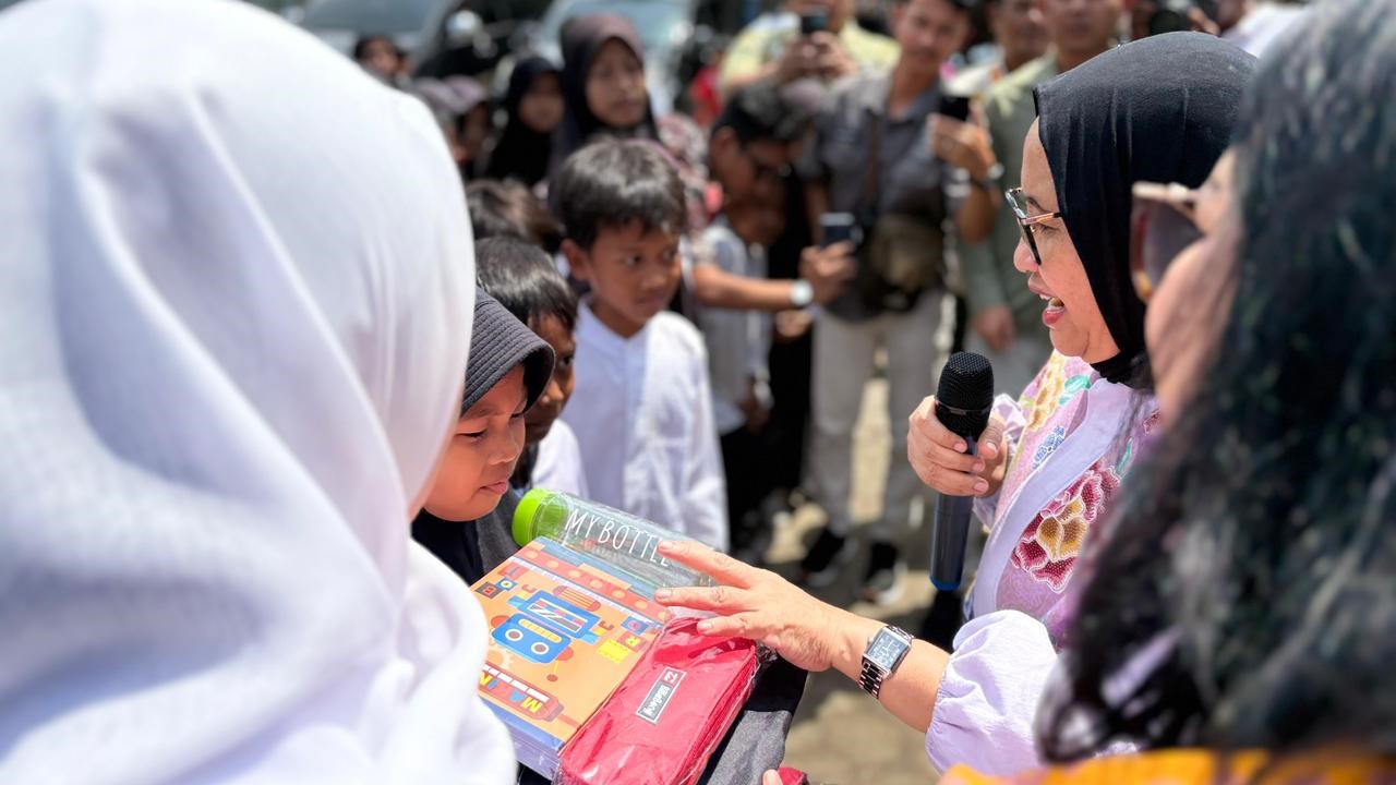 Kolaborasi YGSN dan BP Taskin Salurkan Bantuan Seragam hingga Bedah Rumah di Kuningan