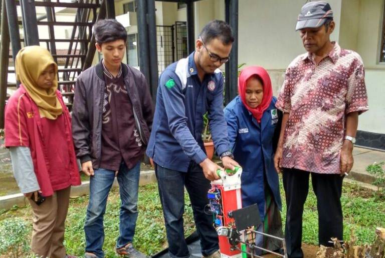 BANTU PETANI DI SUMBAR Dosen PNP Ciptakan Alat Pertanian Inovatif