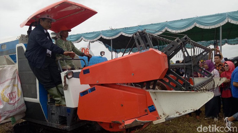 Bareng Petani, Mentan Jajal Mesin Panen Padi di Sumsel