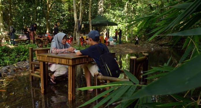 Rasakan sensasi berwisata di taman hutan Lampung, makan di sungai 