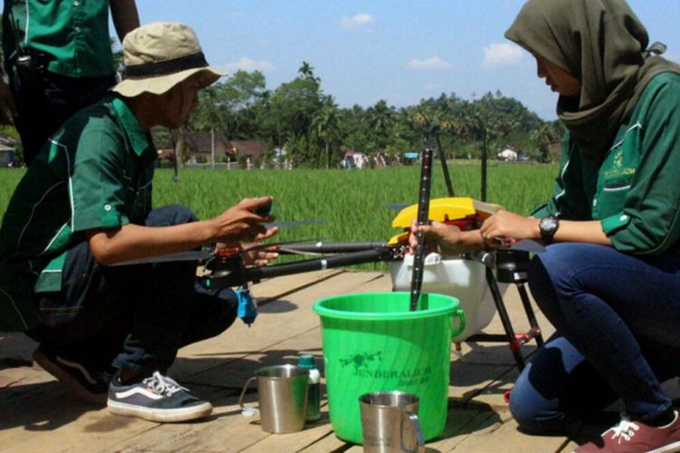 Gunakan drone, penyemprotan pupuk di sawah hanya 16 menit
