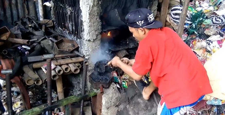 Di Tangan Karsin, Sampah Plastik Bisa 'Disulap' Jadi Paving Block
