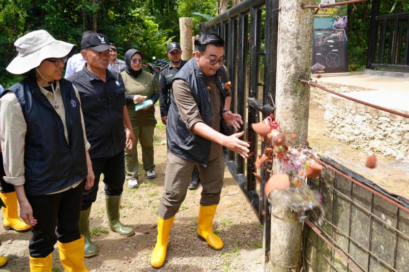 Wamenhut Sulaiman Umar Siddiq Resmikan Paddock Badak Jawa di Kawasan JRSCA - (Ada 0 foto)